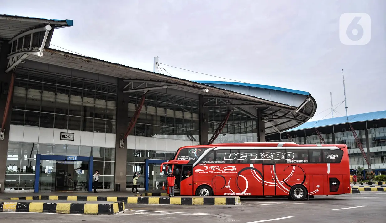 Bus AKAP parkir di Terminal Pulogebang, Jakarta, Rabu (24/11/2021). Aturan guna mengantisipasi potensi lonjakan kasus Covid-19 akibat mobilitas masyarakat di akhir tahun. (merdeka.com/Iqbal S. Nugroho)