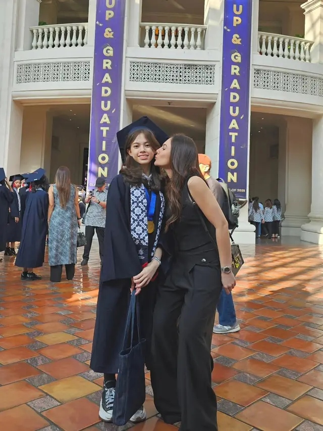 7 Fashion Wulan Guritno Hadiri Wisuda Anak, Tampil Cantik Elegan Pakai Outfit Serba Hitam
