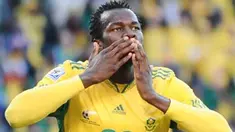 Selebrasi bek Afrika Selatan Bongani Khumalo seusai menjebol gawang Prancis di penyisihan Grup A PD 2010 di Free State Stadium, Bloemfontein, 22 Juni 2010. Afsel unggul 2-1. AFP PHOTO / JEWEL SAMAD 