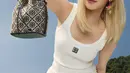 KPop Idol ini juga pamerkan T Monogram Mini Bucket Bag. Dipasangkan dengan pegangan dan tas tali selempang yang dapat dilepas untuk keanggunan dan keserbagunaan. [Tory Burch]