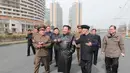 Pemimpin Korea Utara Kim Jong Un (tengah) memeriksa lokasi kompleks perumahan 10.000-flat yang sedang dibangun di Pyongyang (16/3/2022). Kim mengunjungi lokasi pembangunan 10.000 rumah di distrik Songsin dan Songhwa di Pyongyang timur yang hampir selesai. (AFP/STR/KCNA Via KNS)