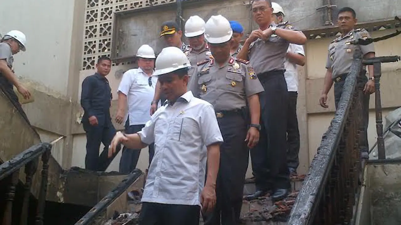 Menteri Yuddy Chrisnandi meninjau gedung Polda Jawa Tengah yang terbakar. 