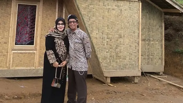 Kembali Dikaruniai Anak di Usia 54 Tahun, Ini 7 Potret Mesra Mandra dan Istri