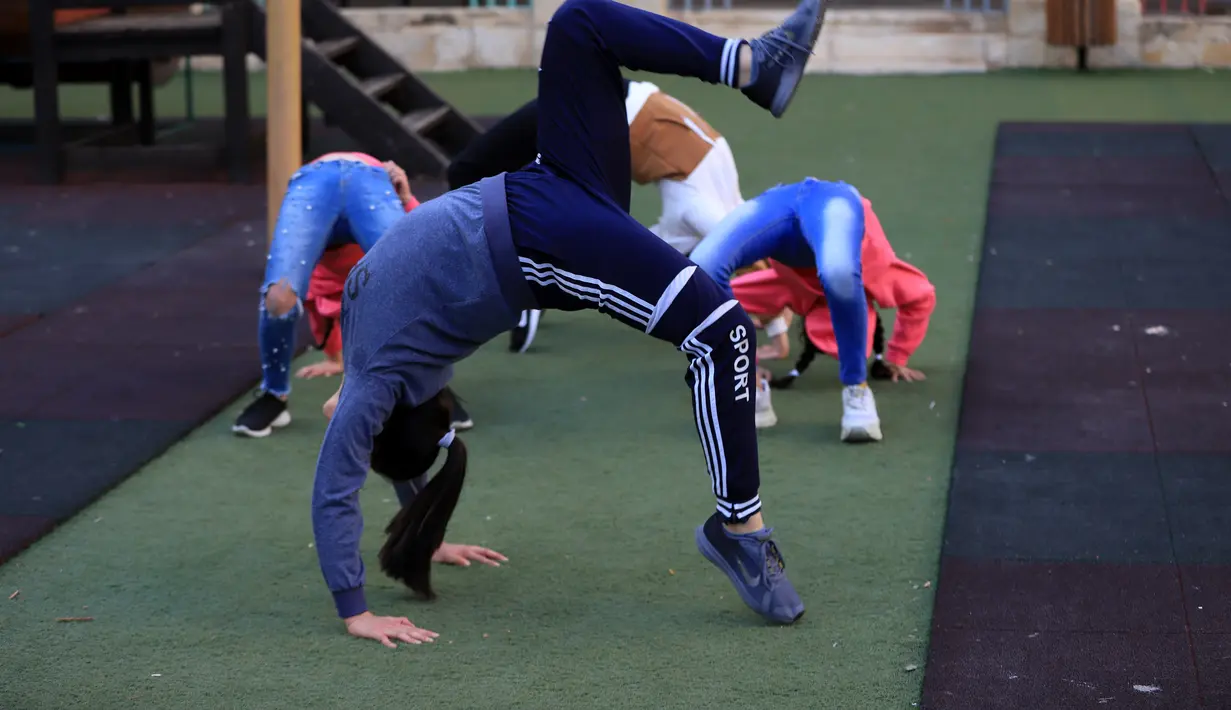 Sejumlah wanita muda Palestina berlatih parkour di Kota Betlehem, Tepi Barat (30/11/2020). (Xinhua/Mamoun Wazwaz)