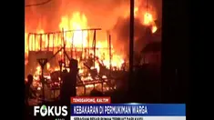 Petugas dari dinas pemadam kebakaran setempat tiba di lokasi ketika api sudah membakar puluhan rumah.