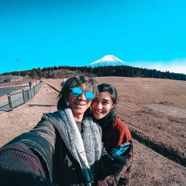 Dikaruniai Anak Kedua, Ini 6 Potret Sony J-Rocks dan Istri yang Jarang Tersorot