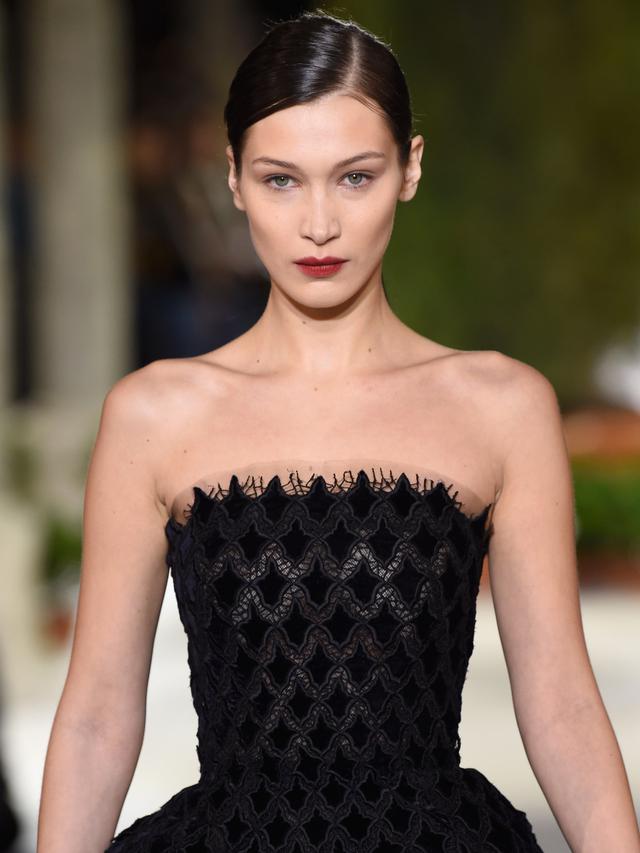 Bella Hadid Tampil Cantik Bergaun Hitam di NYFW