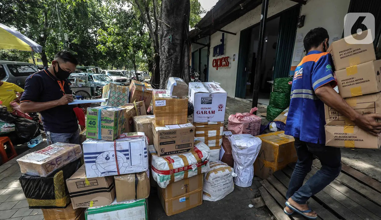 Pegawai jasa ekspedisi mengecek barang yang akan dikirim ke daerah di Pasar Senen, Jakarta Pusat, Selasa (5/5/2020). Jasa pengiriman barang melalui kereta mengalami penurunan sebagai imbas pandemi Covid-19. (Liputan6.com/Faizal Fanani)