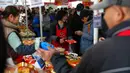 Orang-orang berbelanja di Bazaar Tahun Baru yang disiapkan untuk menyambut Tahun Baru Imlek di Beijing, China, Minggu 1 Februari 2026. (AP Photo/Andy Wong)