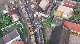 Bahkan, jalan ini kerap dijuluki jalur neraka oleh warga karena kemacetan kronis dan kondisi jalan yang rusak akibat lalu-lalang truk tambang. (merdeka.com/Arie Basuki)
