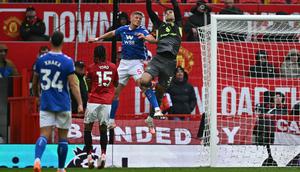 Kiper Manchester United Senne Lammens beraksi menyelamatkan gawang (AFP)