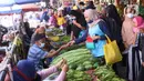Pengunjung membeli kebutuhan makanan untuk persiapan Lebaran di pasar Kebayoran Lama, Jakarta, Selasa (11/5/2021). Warga memadati pasar tradisional demi memenuhi kebutuhan jelang Idul Fitri 1442 H. (Liputan6.com/Angga Yuniar)