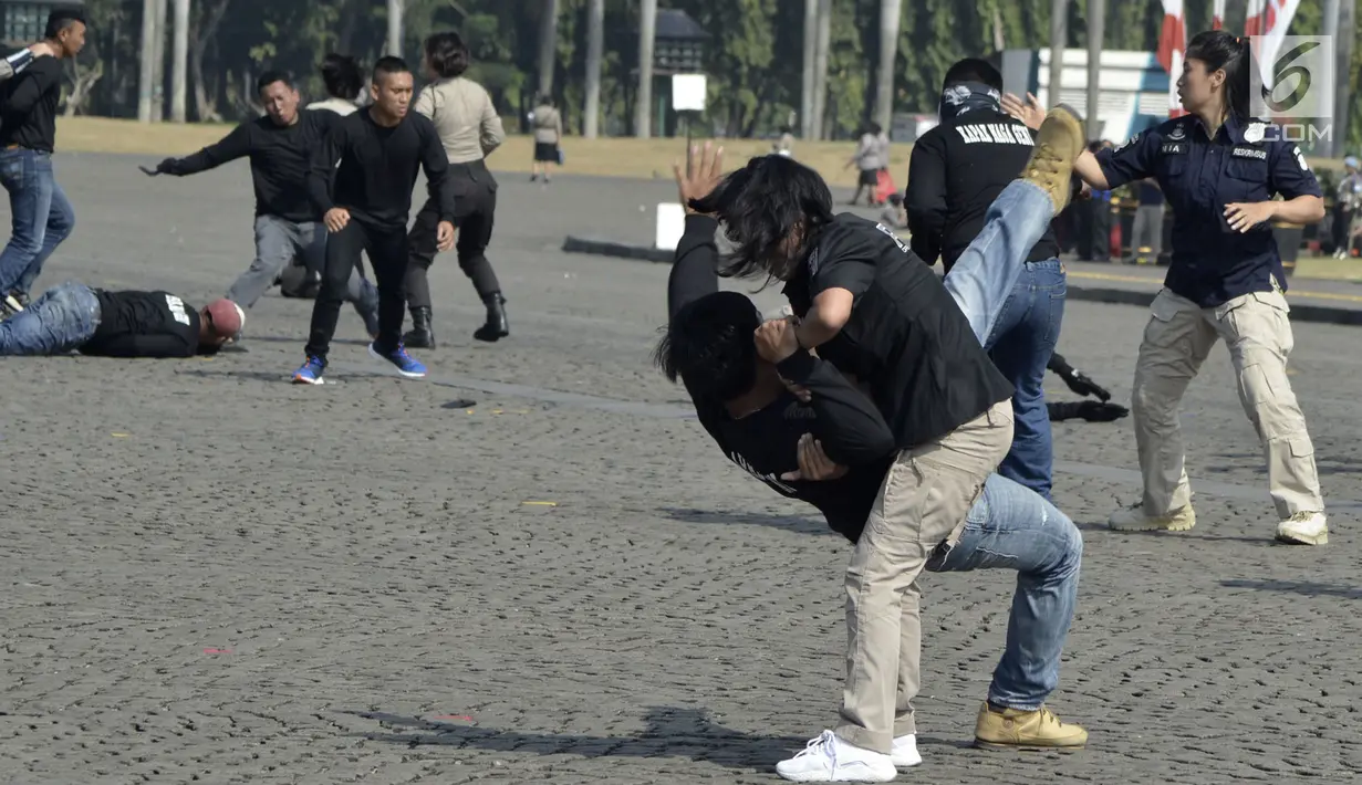 Atraksi ketangkasan anggota polisi wanita (Polwan) saat memeriahkan peringatan HUT ke-70 di Lapangan Monas, Jakarta, Senin (3/9). HUT ke-70 Polwan dihadiri Ibu Iriana Jokowi dan Ibu Mufidah Jusuf Kalla. (Merdeka.com/Iqbal S. Nugroho)