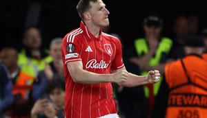 Penyerang Nottingham Forest, Chris Wood, merayakan golnya dari titik penalti dalam pertandingan leg pertama semifinal Europa League antara Nottingham Forest melawan Aston Villa di Stadion City Ground, Nottingham, Inggris tengah, pada 30 April 2026. (Darren Staples / AFP)