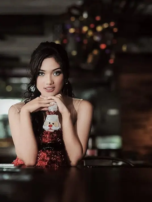 Kontestan sebuah ajang pencarian bakat di televisi, Marion Jola tampil anggun dengan balutan busana merah. Penampilannya yang cantik dan seksi jadi daya tarik bagi perempuan berusia 17 tahun itu. (Instagram/lalamarionmj)