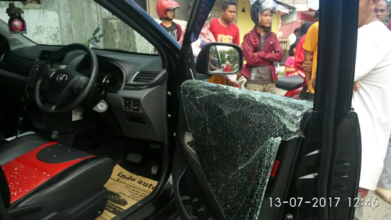 Ditinggal Makan, Mobil Nasabah Bank Hancur dan Rp 300 Juta Raib 