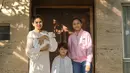 Nikita saat merayakan hari raya Idulfitri bersama ketiga anaknya, Laura Meizani, Azka Raqila, dan Arkana Mawardi mengenakan pakaian bernuansa putih. Ia tampil anggun dengan style simpel. (Liputan6.com/IG/nikitamirzanimawardi_17)