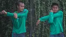 Hasamu Yama dan Fachrudin Aryanto melakukan pemanasan saat latihan ringan jelang pertandingan melawan Malaysia. (Bola.cm/Vitalis Yogi Trisna)