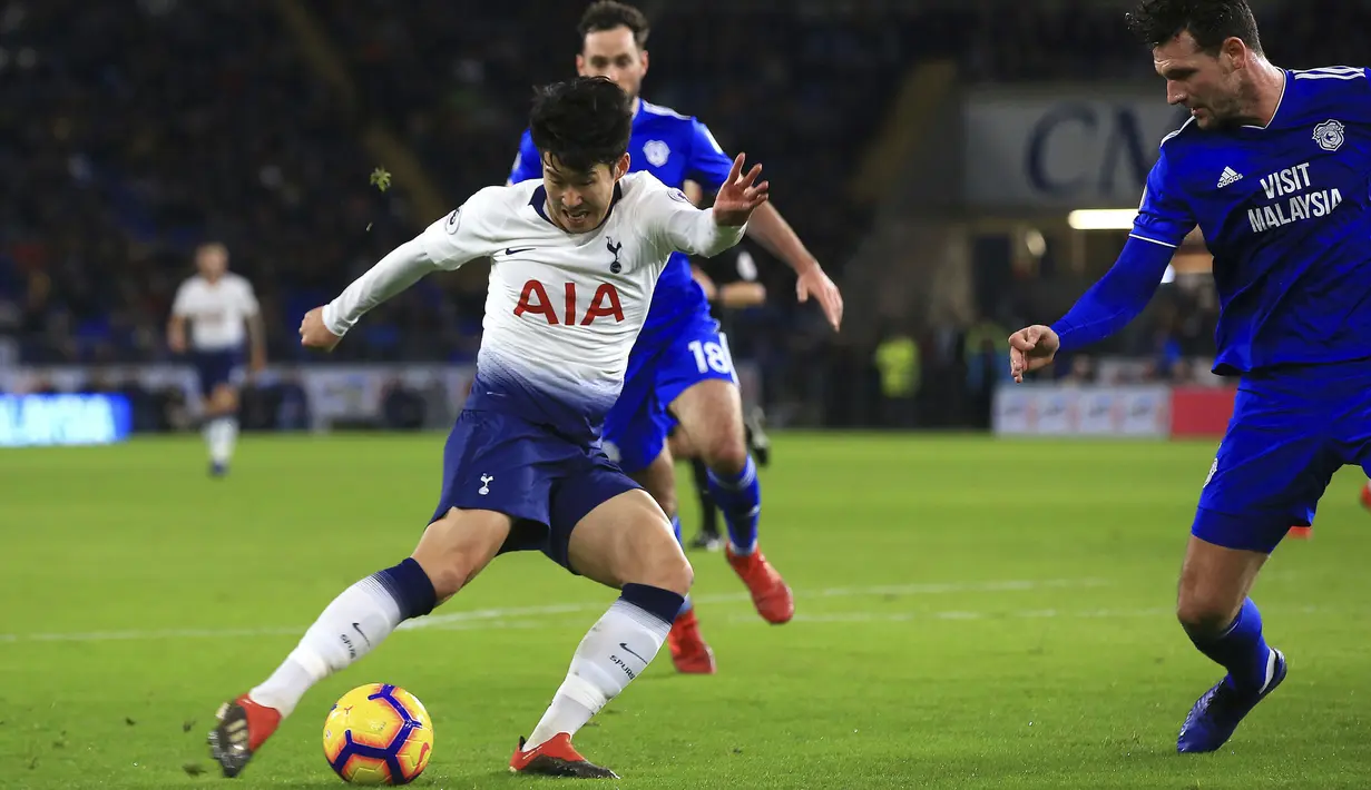 Gelandang Tottenham Hotspur, Son Heung-min, berusaha melewati pemain Cardiff City pada laga Premier League di Stadion Cardiff City, Selasa (1/1). Tottenham Hotspur menang 3-0 atas Cardiff City. (AP/Mark Kerton)