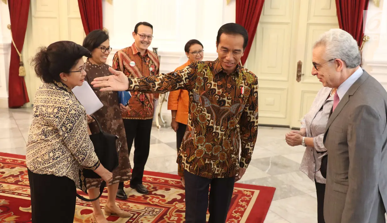 Presiden Joko Widodo menerima kunjungan perwakilan The elders di Istana Merdeka Jakarta, Rabu (29/11). Jokowi didampingi Menlu Retno Marsudi, Menkes Nila F Moeloek, dan Menkeu Sri Mulyani saat menyambut The Elders. (Liputan6.com/Angga Yuniar)