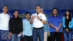 Ketua DPP PAN, Zulkifli Hasan (tengah) menyampaikan pesan saat melepas rombongan pemudik di Jakarta, Sabtu (2/7).  Lebih dari 1.000 orang ikut serta dalam mudik gratis ke enam kota besar di Indonesia. (Liputan6.com/Helmi Fithriansyah)
