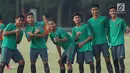 Pemain Timnas Indonesia U-16 berpose usai melakukan ujitanding melawan Bina Mutiara di Lapangan Atang Sutresna, Jakarta, Selasa (4/7). Latih tanding ini persiapan akhir jelang Piala AFF U-15 Thailand, 9-22 Juli. (Liputan6.com/Helmi Fithriansyah)