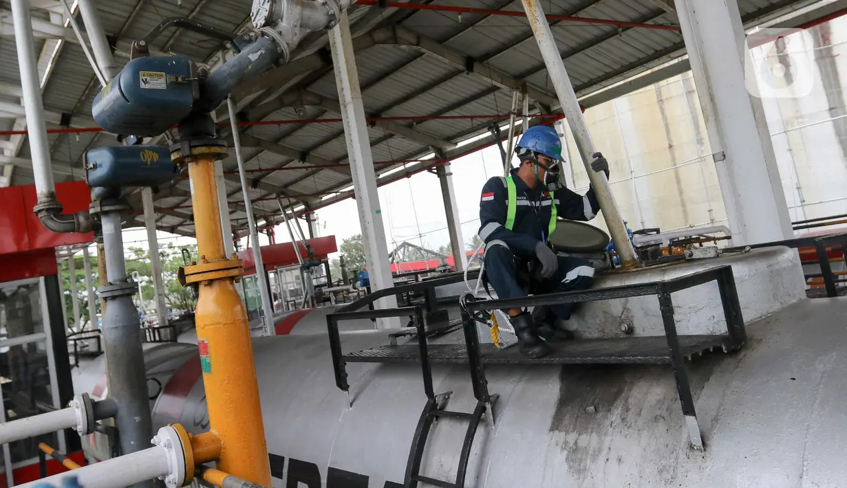 Menggunakan Rail Train Wagon (RTW), Pertamina TBBM Kertapati mendistribusikan Bahan Bakar Minyak (BBM) ke tiga depo yang berada di luar wilayah Palembang. (Liputan6.com/Herman Zakharia)