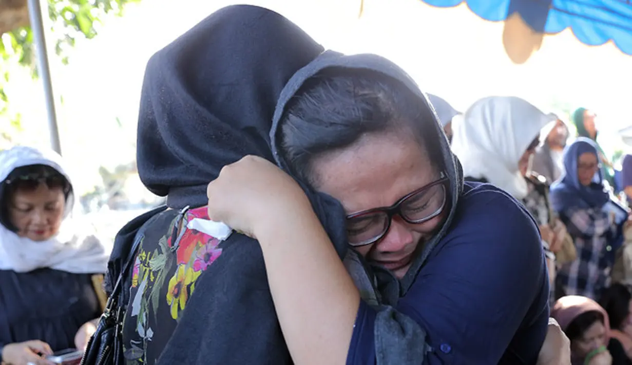 Isak tangis keluarga, kepergian mendadak itu membuat banyak orang yang kaget. Meski sebelumnya ia sempat empat hari menjalani perawatan di rumah sakit. Dan diizinkan pulang lantaran kondisinya membaik. (Deki Prayoga/Bintang.com)