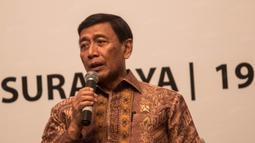 Ketum PBSI, Wiranto, memberikan keterangan saat jumpa pers Djarum Superliga 2017 di Hotel Kempinski, Jakarta, Rabu (11/1/2017). Tahun ini Djarum Superliga akan berlangsung pada 19-26 Februari di GOR DBL Arena. (Bola.com/Vitalis Yogi Trisna)