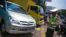Petugas Dinas Perhubungan dibantu Polantas merazia kendaraan yang parkir liar di kawasan Glodok, Jakarta,(9/9/2014) (Liputan6.com/Faizal Fanani)