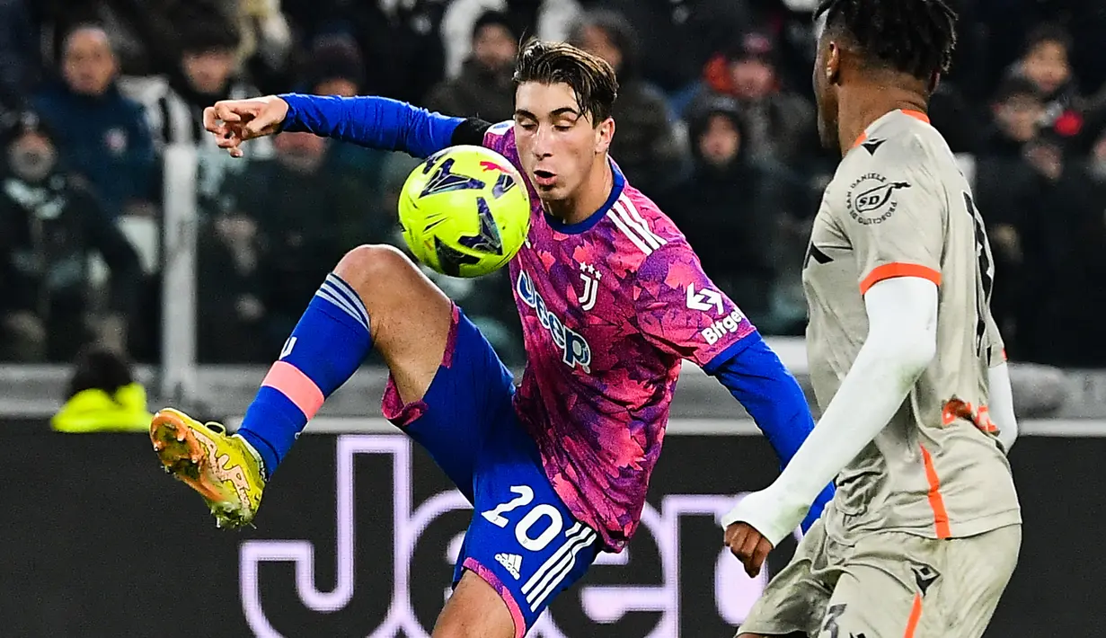 Gelandang Juventus, Fabio Miretti mengontrol bola di depan bek Udinese, Destiny Udogie pada laga Liga Italia 2022/2023 di Juventus Stadium, Turin (7/1/2023). Fabio Miretti baru saja dipromosikan Juventus pada awal musim 2022/2023 dari tim akademi Juve Next Gen dan telah bermain dalam 19 laga di Serie A. Bersama Timnas Italia ia bahkan telah mengoleksi 1 caps bersama tim senior saat melakukan debut pada 20 November 2022. (AFP/Isabella Bonotto)