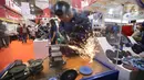 Pengunjung melihat peralatan industri yang dipamerkan  dalam Manufacturing Indonesia 2019 di JIExpo, Kemayoran, Jakarta, Rabu (4/12/2019). Pameran menampilkan beragam teknologi, layanan manufaktur terbaru dan terbaik dari para pemain kunci dibidangnya. (Liputan6.com/Angga Yuniar)