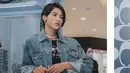 Denim menjadi salah satu outfit yang tidak pernah ketinggalan zaman. Jaket denim sendiri merupakan busana yang biasanya digunakan untuk tampil swag ala street style. Aghniny Haque kerap memadukan beberapa penampilannya dengan jaket denim. (Liputan6.com/IG/@aghninyhaque)