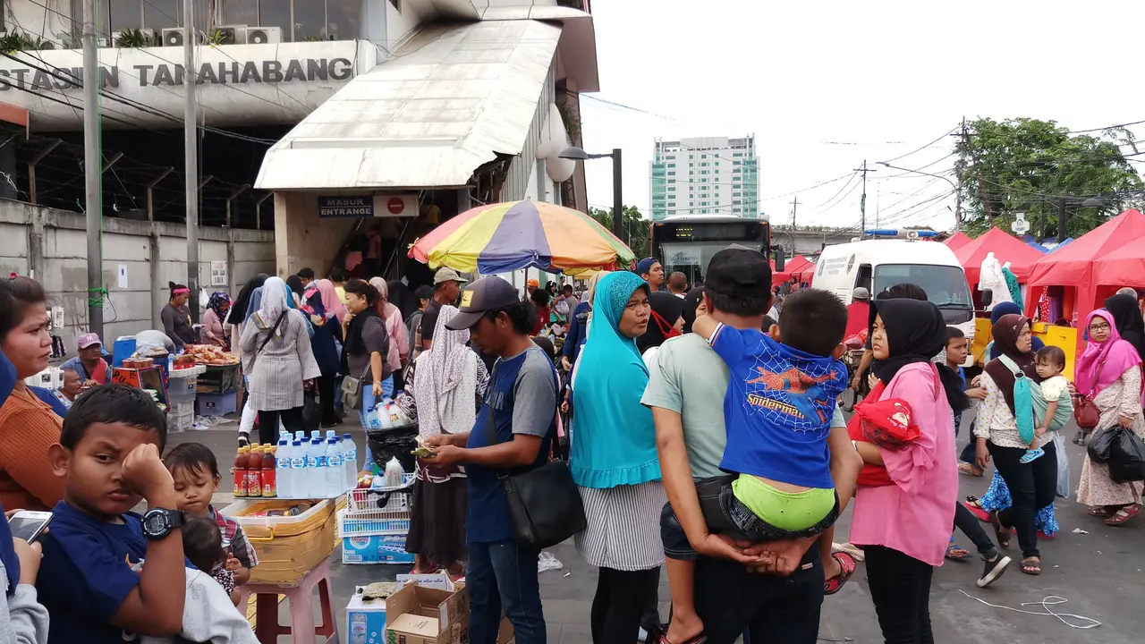 Pedagang memadati trotoar di depan Stasiun Tanah Abang (Liputan6.com/Anendya Niervana)