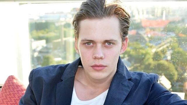 Jadi Sosok Badut Menyeramkan di Film IT, Ini Potret Bill Skarsgard yang Tampan