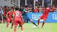 Pemain Timnas Indonesia, Dendy Sulistyawan (kanan) berebut bola dengan pemain Thailand, Suphanan Bureerat dalam laga matchday ketiga Grup A Piala AFF 2022 di Stadion Utama Gelora Bung Karno, Senayan, Jakarta, Kamis (29/12/2022) sore WIB. (Bola.com/Abdul Aziz)