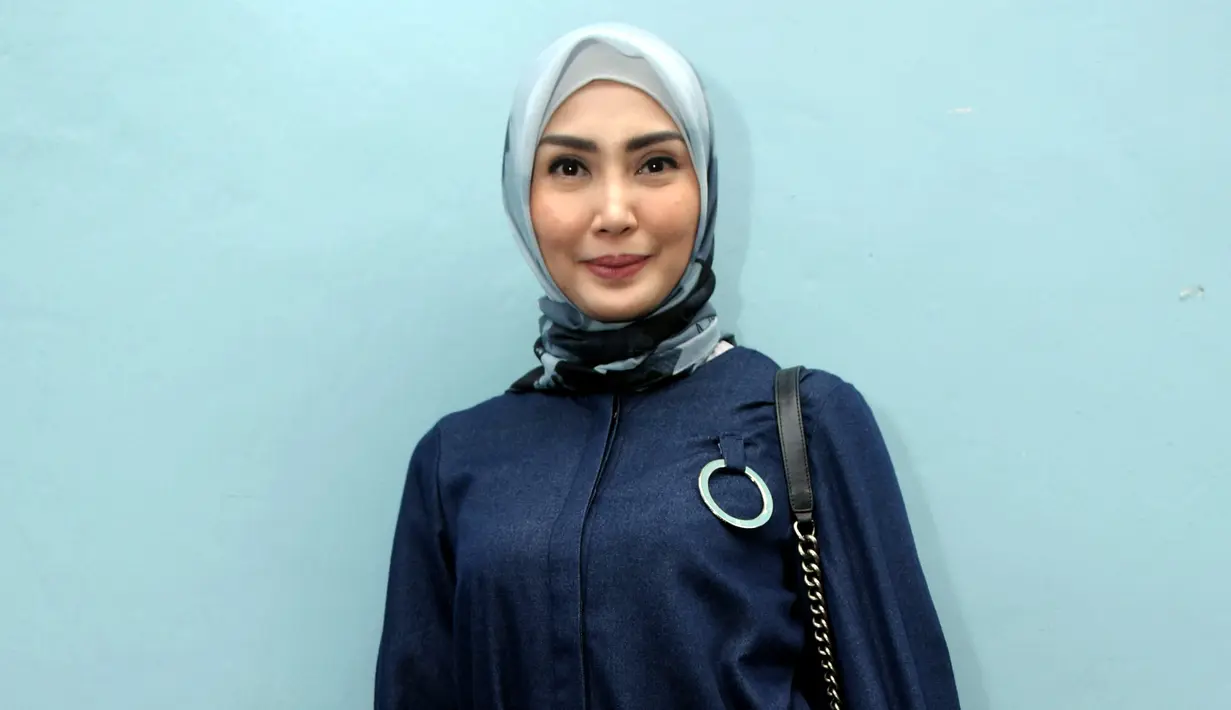 Tidak hanya suaminya, Arie Untung yang setahun belakangan ini mengurangi pekerjaan di dunia yang membesarkan namanya tersebut, tapi juga Fenita. (Nurwahyunan/Bintang.com)