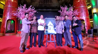 Menko Maritim Indroyono Soesilo (ketiga kanan) dan Menkominfo Rudiantara (ketiga kiri) saat membuka pameran foto dan penyerahan Anugerah Pewarta Foto Indonesia 2013-2014 di Grand Indonesia, Jakarta, Sabtu (28/2/2015). (Liputan6.com/Faizal Fanani)