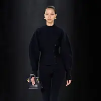 Ferragamo menghadirkan koleksi terbaru untuk musim gugur-musim dingin 2023. Maximillian Davis kembali ke Hollywood, rumah kedua bagi Salvatore Ferragamo, melihat kembali lemari pakaian para bintang yang pernah bekerja untuk brand ini sepanjang tahun 1950an. Foto: Document/Ferragamo.