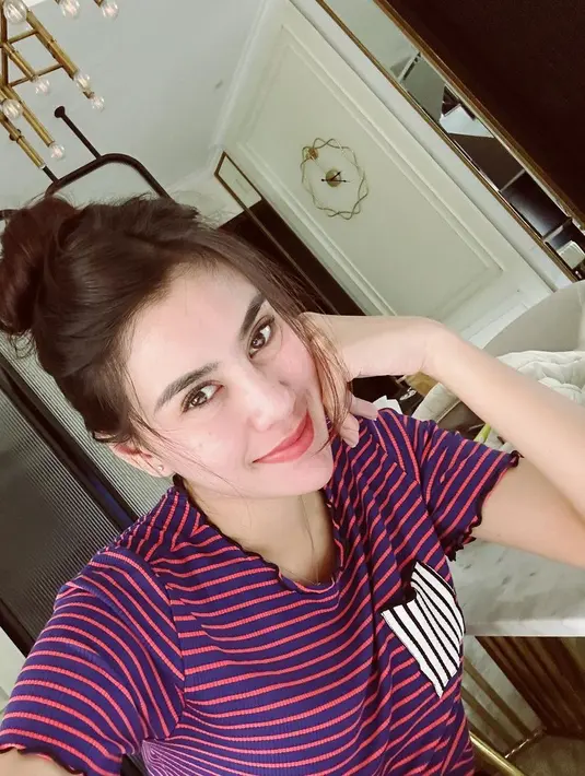 Potret selfie cantik lainnya dari Syahnaz. Ia terlihat memesona walaupun dengan baju rumah dan makeup sederhana yang tak menimbulkan kesan berlebihan. Rambut panjangnya digulung ke atas dan ia menggunakan lipstik bernuansa merah muda. Foto: Instagram.