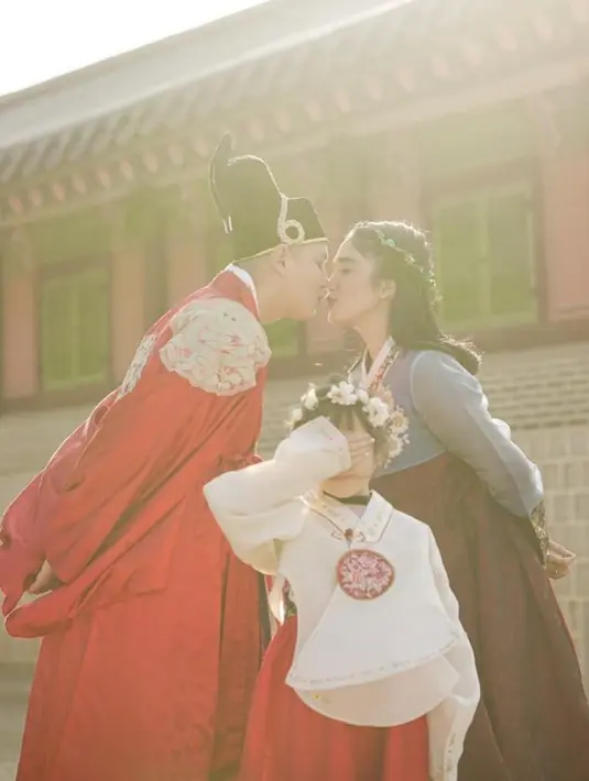 Tak hanya mengunggah momen seru bersama anak-anak. Andhika dan Ussy nampak mesra dalam berbagai momen saat liburan di Korea. Momen ini pun kocak, karena sang anak nampak menutup matanya karena malu. (Liputan6.com/IG/@andhiiikapratama).