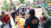 Warga di jalan Boulevard Raya, Kelapa Gading, Jakarta Utara, digegerkan dengan penemuan mayat seorang wanita hamil yang tewas bersimbah darah di sebuah ruko, Sabtu (20/4/2024). (Merdeka.com/Bachtiarudin Alam)