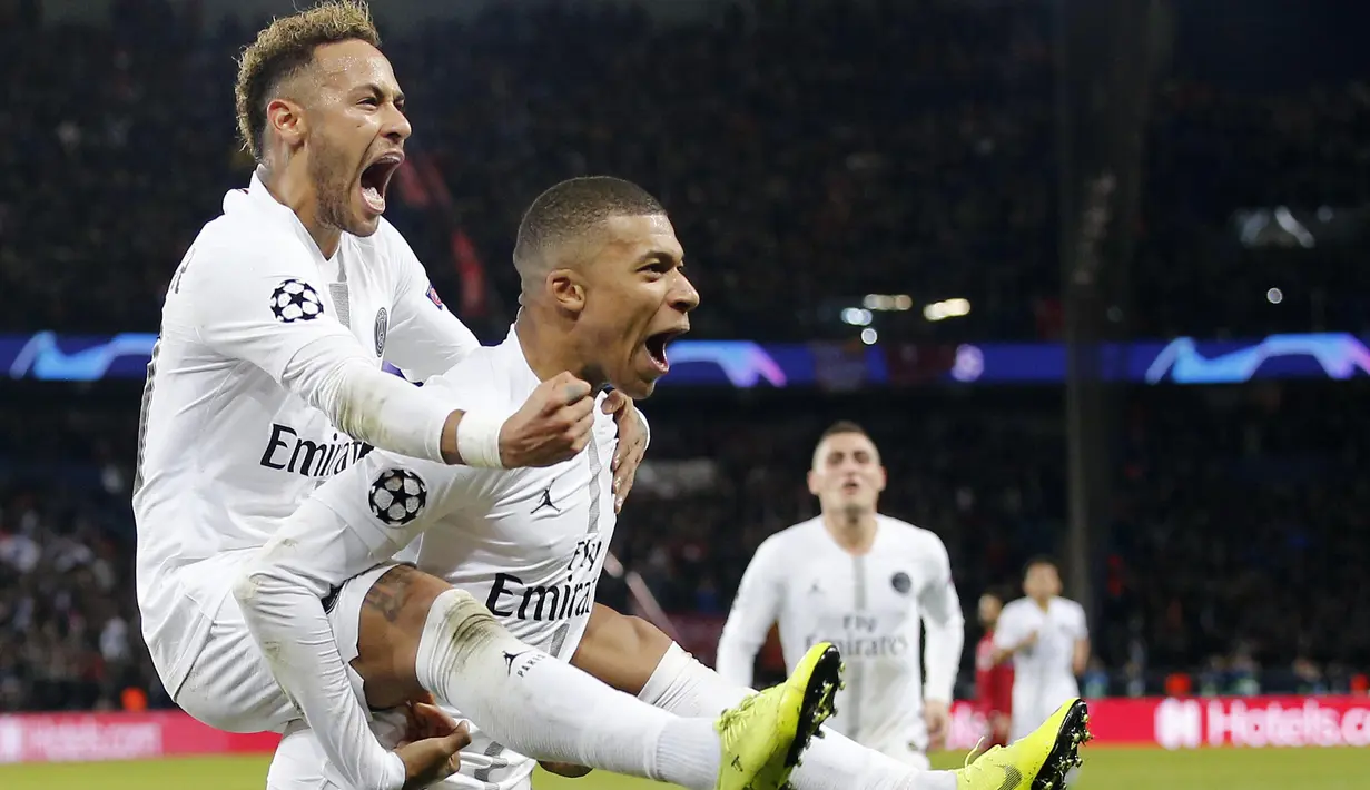 Pemain Paris Saint Germain (PSG), Neymar dan Kylian Mbappe, melakukan selebrasi usai mebobol gawang Liverpool pada laga Liga Champions di Stadion Parc des Princes, Paris, Rabu (28/11). PSG menang 2-1. (AP/Thibault Camus)