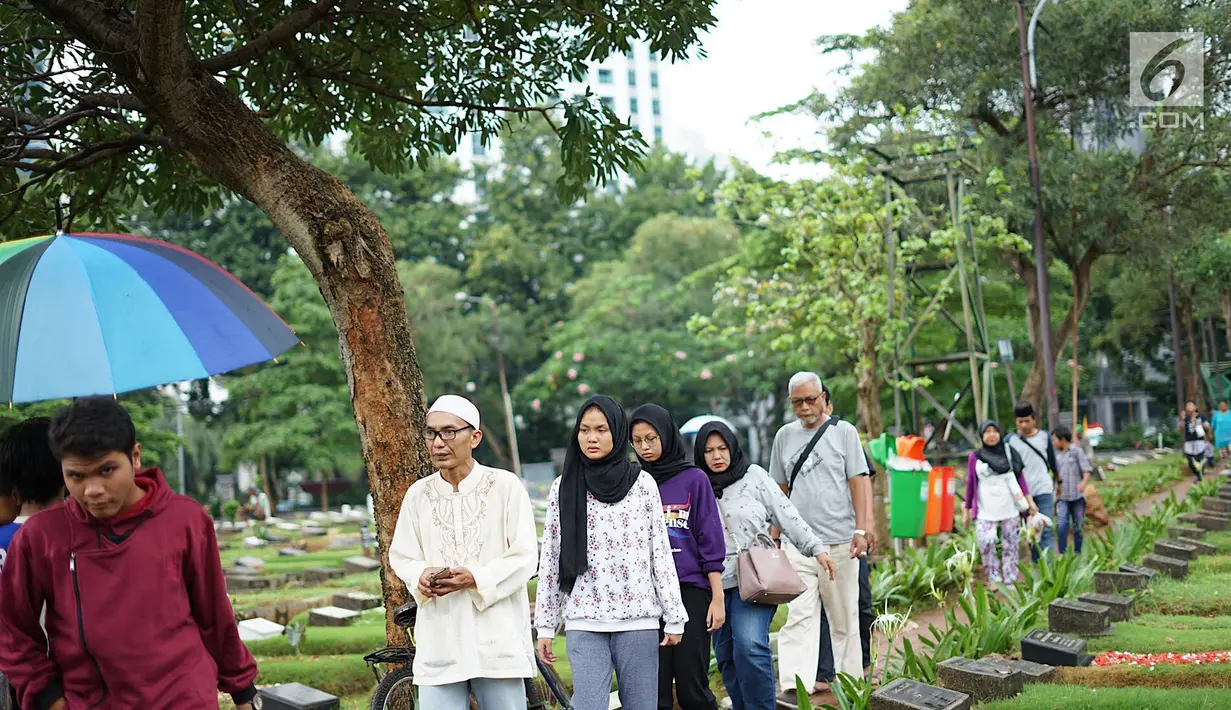 Warga usai berziarah di TPU Karet Bivak, Jakarta, Sabtu (4/5). Menjelang Bulan Ramadan, sejumlah TPU di Ibukota ramai dikunjungi warga untuk berziarah yang menjadi tradisi setiap tahun. (Liputan6.com/Immanuel Antonius)