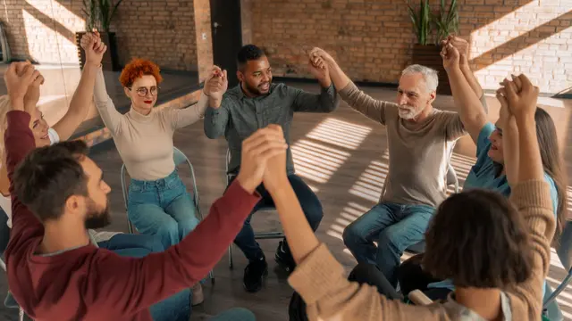 Mengenal Ritual Family High-Five Circle dan Manfaatnya untuk Kedekatan Emosi Keluarga