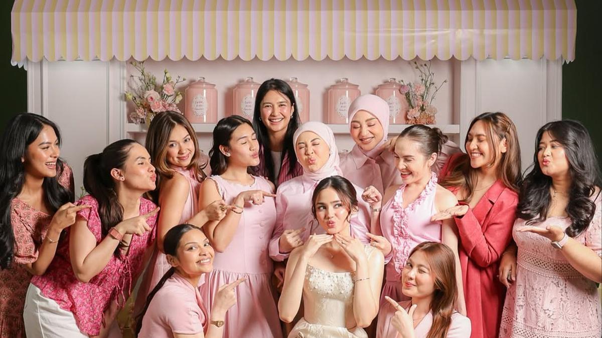 7 Potret Seleb Siap Jadi Bridesmaid Syifa Hadju, Mikha Tambayong hingga Steffi Zamora Kompak Serba Pink di Momen Bridal Proposal