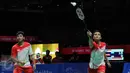 Pebulutangkis ganda putra Indonesia Ricky Karandasuwardi dan Angga Pratama saat laga melawan pebulutangkis Thailand di final beregu putra SEA Games ke-28 di Singapore Indoor Stadium, Singapura, Jumat (12/6/2015). (Liputan6.com/Helmi Fithriansyah)