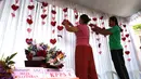 TPS tersebut bernuansa serba pink karena hari pencoblosan berlangsung tepat pada tanggal 14 Februari yang juga dikenal sebagai Hari Valentine atau Hari Kasih Sayang. (AP Photo/Firdia Lisnawati)