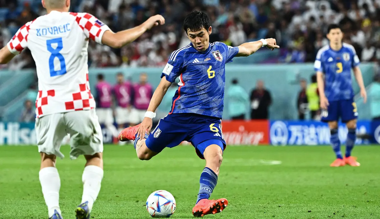 Pemain Timnas Jepang, Wataru Endo berusaha mencetak gol ke gawang Timnas Kroasia pada laga 16 besar Piala Dunia 2022 di Al-Janoub Stadium, Al-Wakrah, Qatar, 5 Desember 2022. (AFP/Jewel Samad)