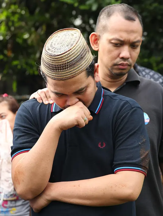 Dila, istri Bekti memang tak hadir dip roses pemakaman anaknya itu. Kabarnya sampai saat ini Dila masih terpuruk atas kepergian anak laki-laki yang baru dilahirkannya tersebut. (Bambang E. Ros/Bintang.com)
